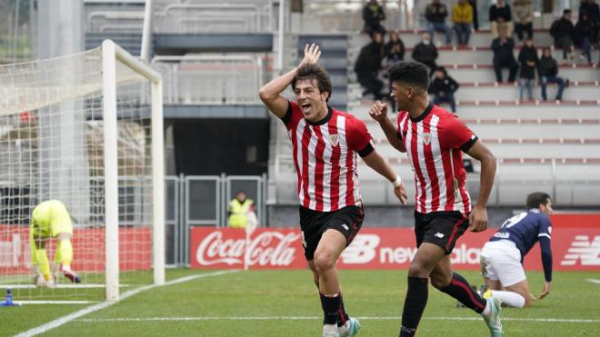 Unai Gómez y Malcom Adu Ares celebran el gol del Bilbao Athletic ante el Logroñés en Lezama (Foto: Athletic Club).