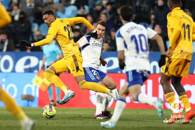 Zapater pugna por el esférico en el Real Zaragoza-Ponferradina (Foto: LaLiga).