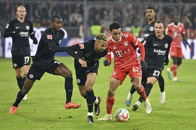 Bayern de Múnich y Eintracht Frankfurt jugando un partido de la Bundesliga (Foto: Cordon Press).