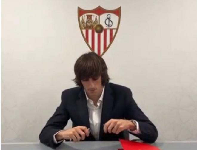 Bryan, firmando su contrato con el Sevilla.