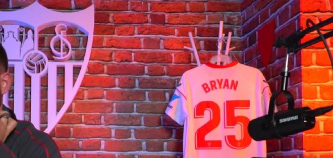 La camiseta de Bryan, en el Twitch del Sevilla.