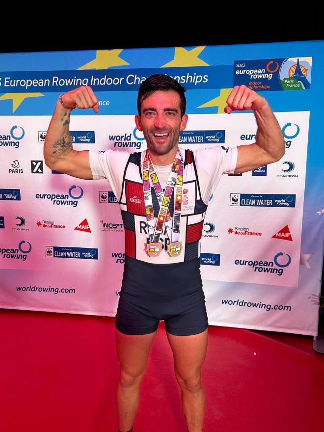 Patricio Rojas en el podio con las dos medallas en el Europeo de Remo (Foto:FAR)