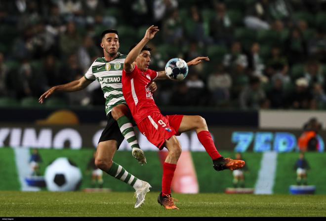 Fran Navarro controla un balón ante el Sporting de Portugal (Foto: CordonPress).