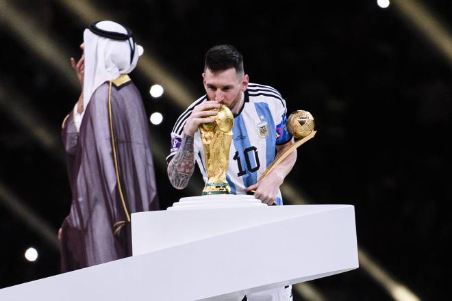 El beso de Leo Messi a la Copa del Mundo. (Foto: Cordon Press)
