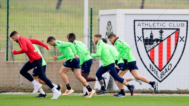 Los Leones de Valverde corretean entrenando ante el escudo en Lezama (Foto: Athletic Club).