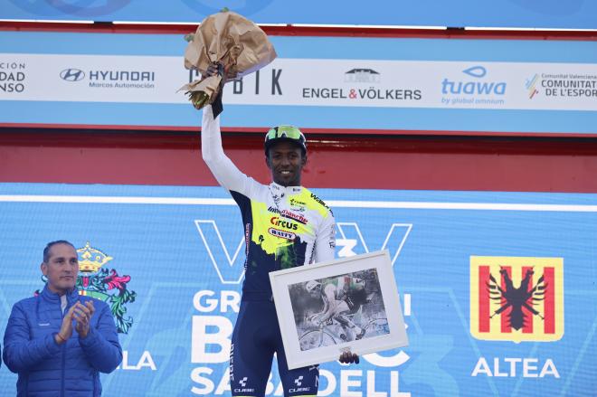 Biniam Girmay logra una imponente victoria al sprint en Altea en la primera etapa de la Volta