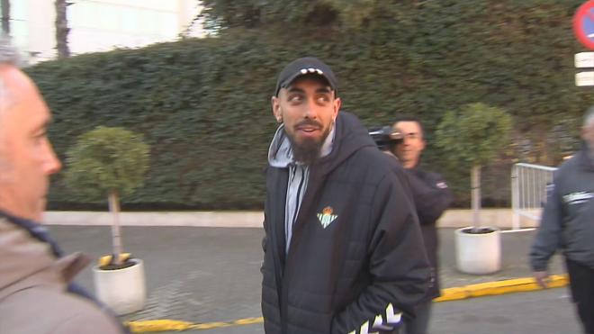 Borja Iglesias responde al cariño recibido por varios hinchas a la salida del hotel