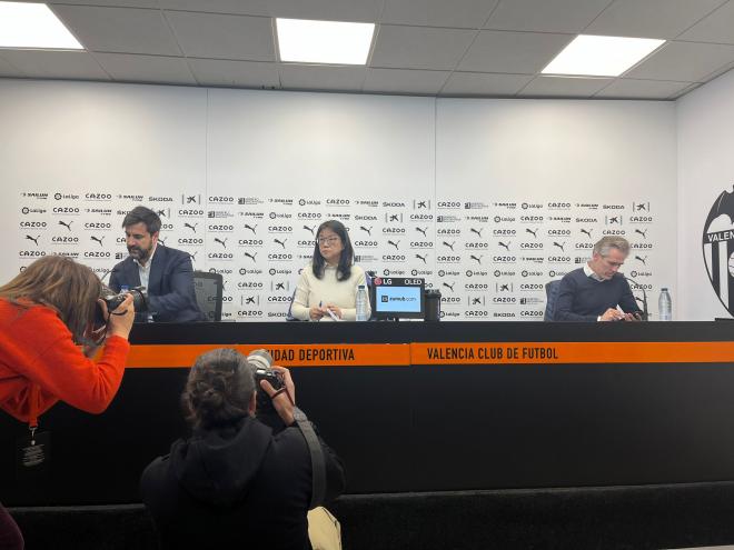 Layhoon en rueda de prensa con Javier Solís y Corona.
