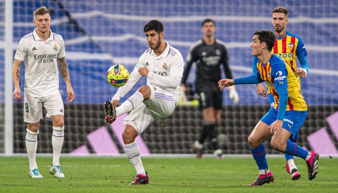 Asensio controla el balón ante Guillamón (Foto: Cordon Press).