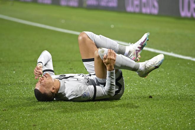 Mbappé muy dolorido tras lesionarse en el Montpellier-PSG (Foto: Cordon Press).
