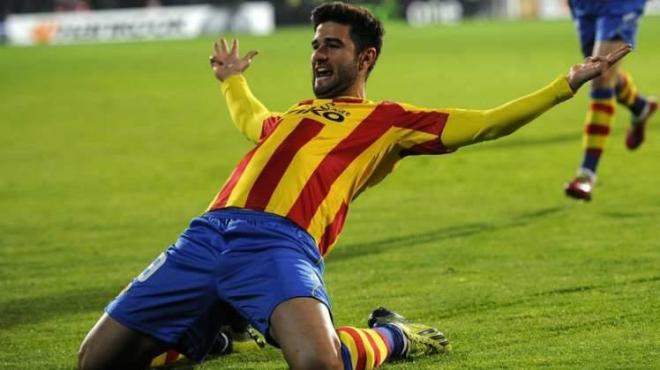 Antonio Barragán celebrando un gol con el Valencia CF