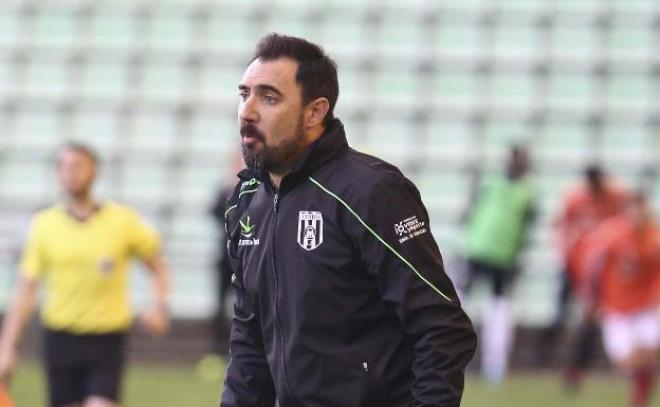 Juanma Barrero, entrenador del Mérida (Foto: Hoy.es)