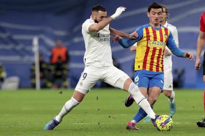 Benzema disputa un balón con Guillamón (FOTO: Cordón Press).