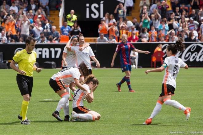 Marta Peiró celebra emocionada su gol en Mestalla (Foto: Instagram Marta Peiró).