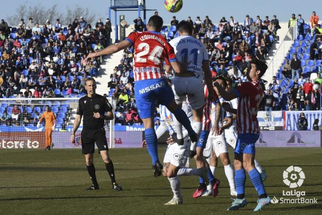 Izquierdoz pugna con Juan Muñoz en el Leganés - Sporting (Foto: LaLiga).