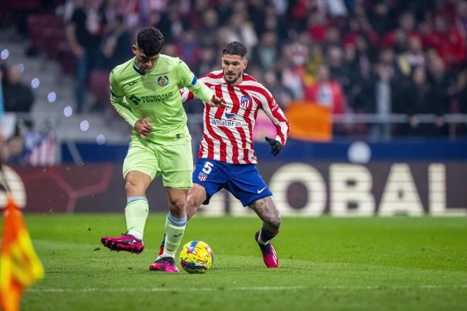 De Paul presiona un balón en el Atlético-Getafe (FOTO: Cordón Press).