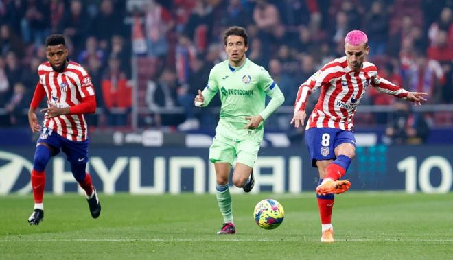 Griezmann golpea el balón en el Atlético de Madrid-Getafe (Foto: ATM).