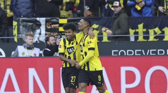 Haller celebra con Adeyemi su gol con el Borussia Dortmund (Foto: Cordon Press).