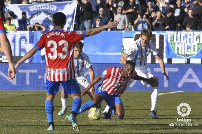 Otero, derriba por un rival en el Leganés-Sporting (Foto: LaLiga).