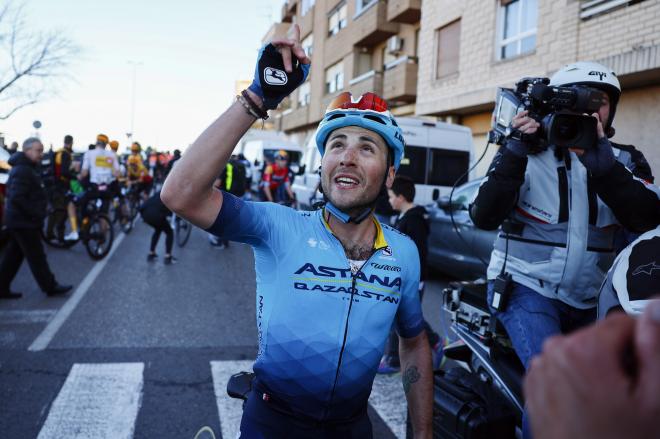 Simone Velasco sorprende en la meta de Sagunto (F: Sport Cycling Agency)