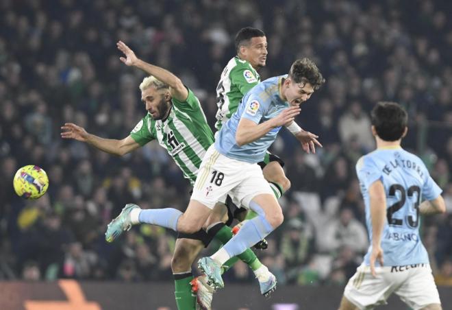 Larsen ante el Betis. (Foto: Kiko Hurtado)