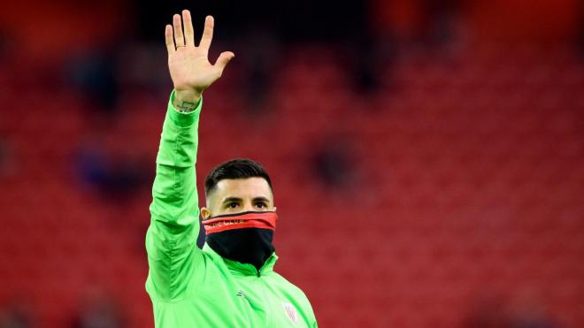 Yuri Berchiche saluda antes de jugar en San Mamés (Foto: Athletic Club).