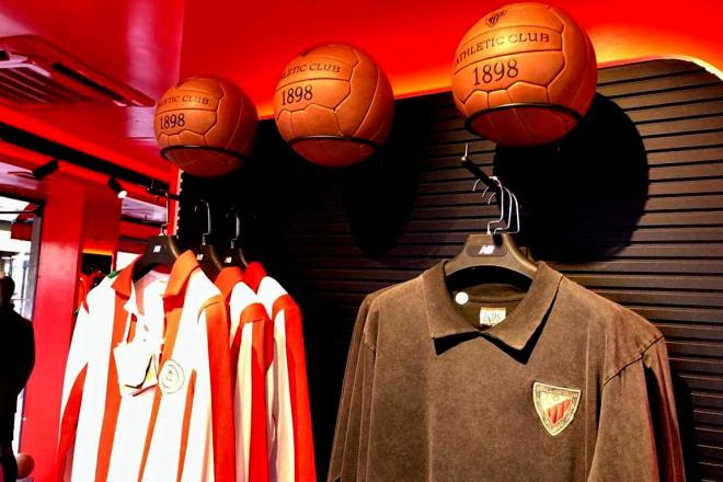 Balones y camisetas retro del Athletic Club en una tienda oficial de Bilbao (Foto: DMQ Bizkaia).