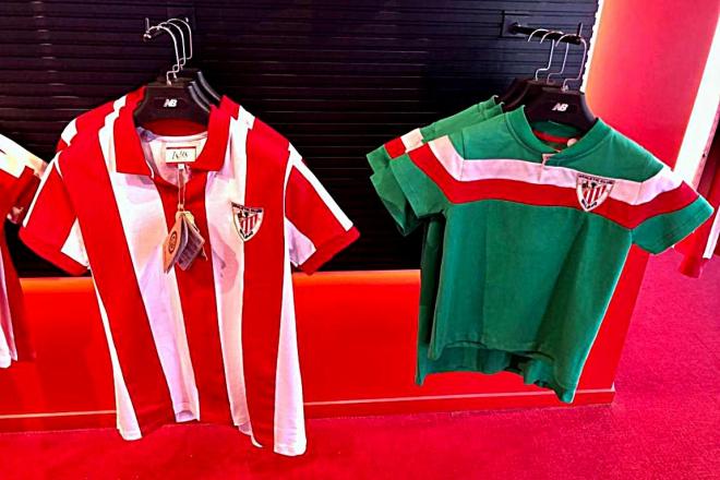 Camisetas vintage del Athletic Club expuestas en una tienda oficial (Foto: DMQ Bizkaia).