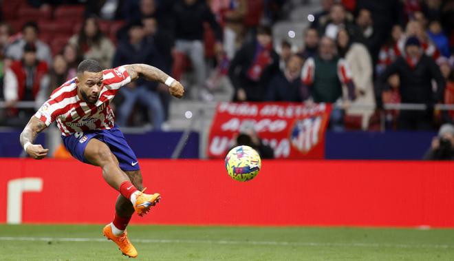 Memphis Depay dispara en un partido del Atlético de Madrid (Foto: ATM).