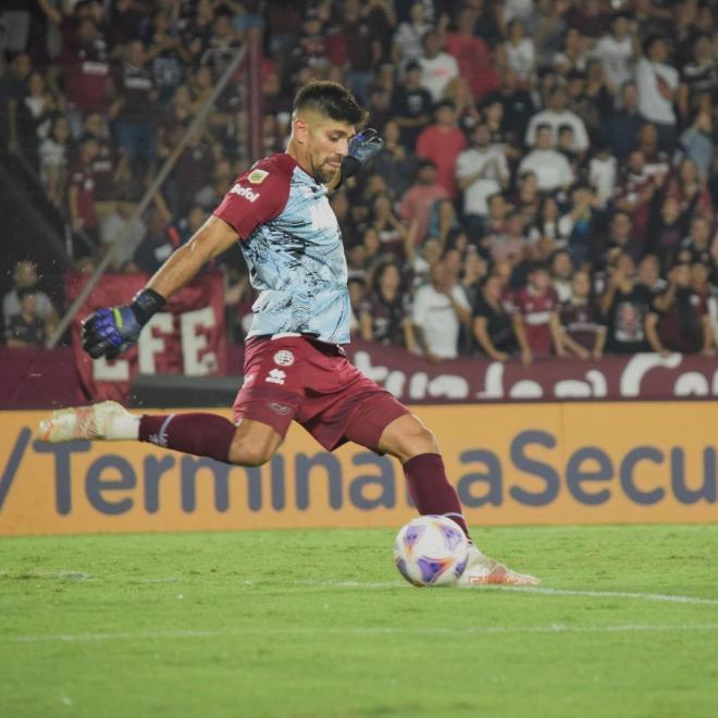 Leandro Martínez tuvo que ponerse de portero en los minutos finales. (Instagram: @clublanusoficial)