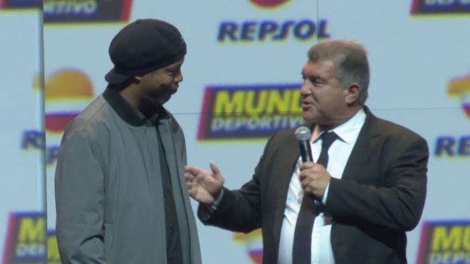 Laporta y Ronaldinho durante los premios MD