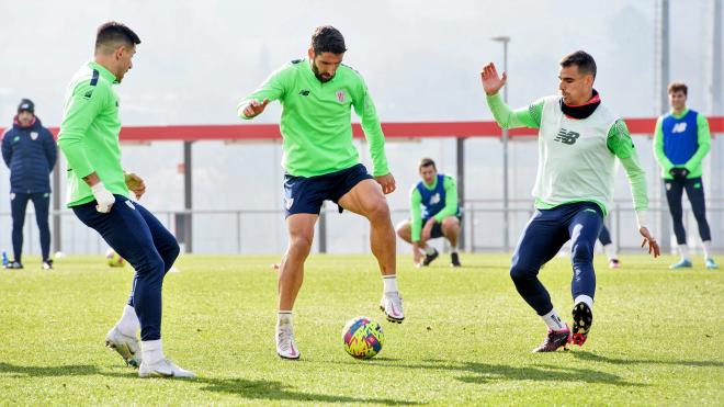 Raúl García sale de la presión de Yuri Berchiche y Dani García en Lezama (Foto: Athletic Club).