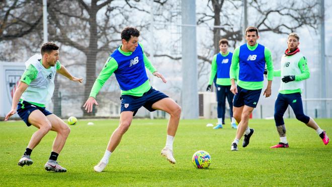 El vitoriano Mikel Vesga la maneja en Lezama (Foto: Athletic Club).