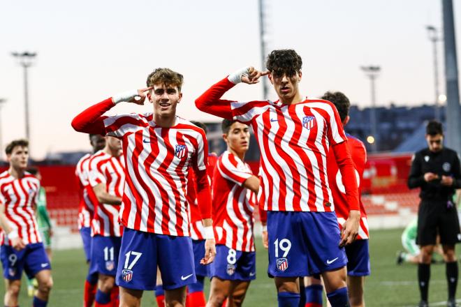 Adrián Niño y Abde Raihani celebran un gol con el juvenil del Atlético de Madrid (Foto: ATM).