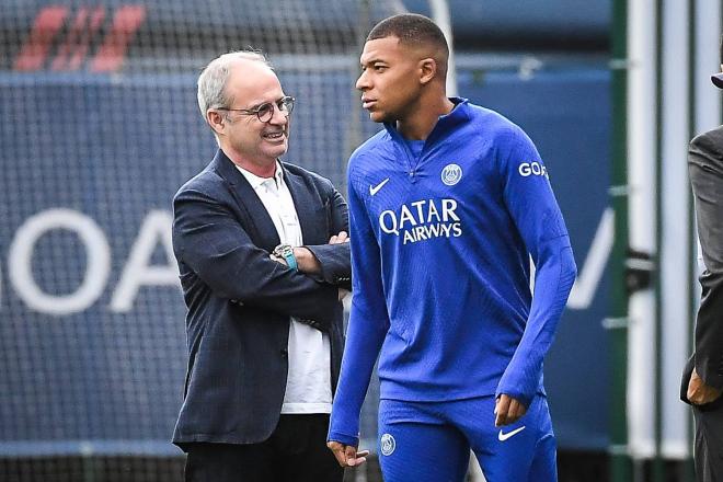 Luis Campos, con Kylian Mbappé en el PSG (Foto: CordonPress).