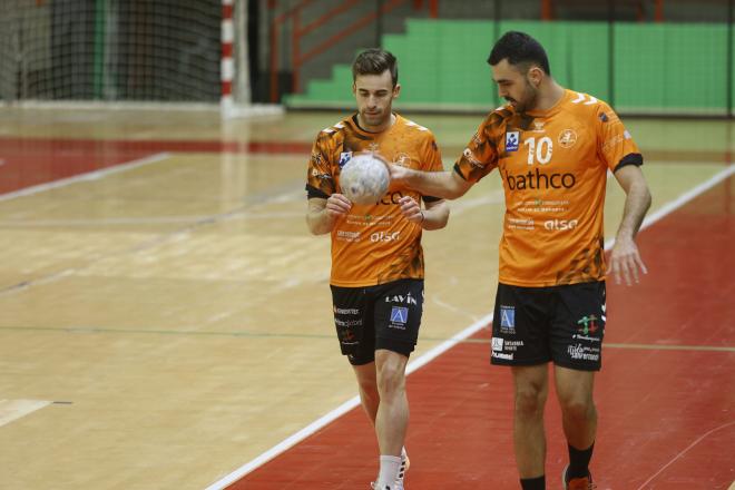 La llegada de Álex Mozas ha supuesto un plus al equipo cántabro (foto: Bathco Balonmano Torrelavega)