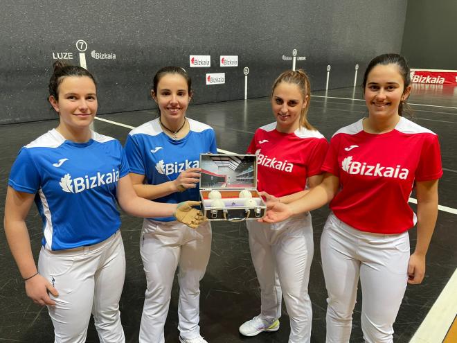 Elección de material para la final del V Torneo Bizkaia de Pelota.