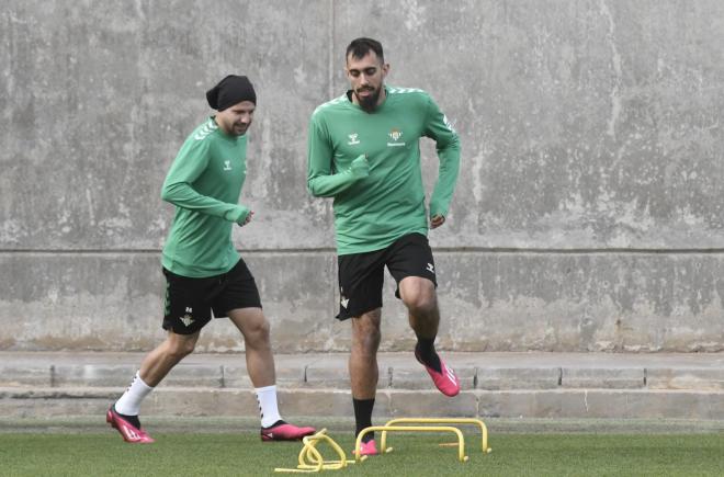 Borja Iglesias y Aitor Ruibal en el entrenamiento del Betis (foto: Kiko Hurtado).