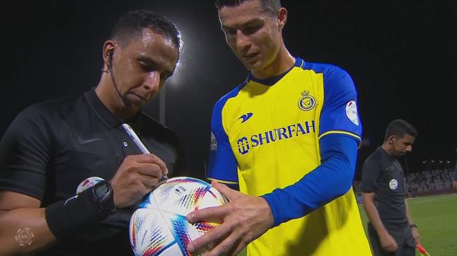Cristiano Ronaldo le pide al árbitro que le firme el balón