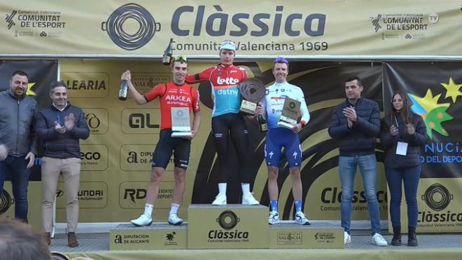 Jenthe Biermans en el podium celebrando su primera victoria (Foto: gettysport)