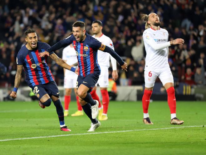 Jordi Alba y Raphinha celebrando el gol al Sevilla (Foto: Cordonpress)