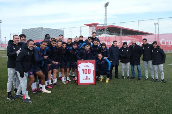 El detalle del Sevilla con Acuña por sus 100 partidos (Foto: SFC).