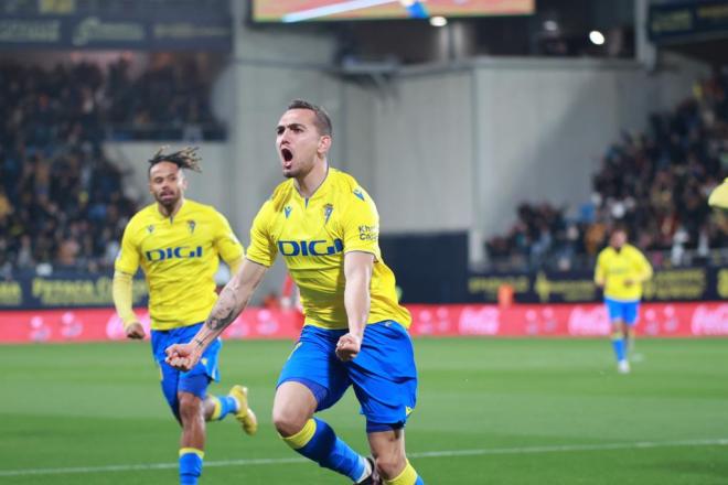 Celebración del gol de Escalante en el Cádiz - Girona (Foto: Cristo García).