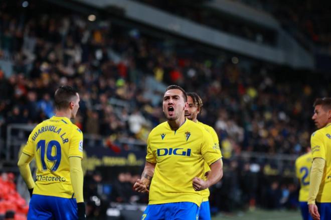 Gol de Escalante en el Cádiz - Girona (Foto: Cristo García).