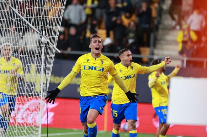 Celebración del gol de Sergi Guardiola en el Cádiz - Girona (Foto: Cristo García).