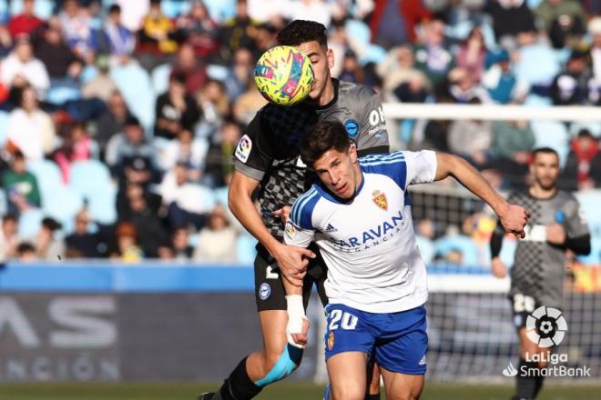 Giuliano Simeone cabecea durante el Zaragoza - Alavés (Foto: LaLiga).