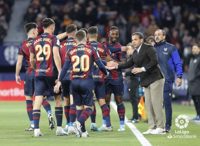 Javi Calleja da instrucciones tras la celebración del gol de Bouldini en el Levante - Andorra (Fot