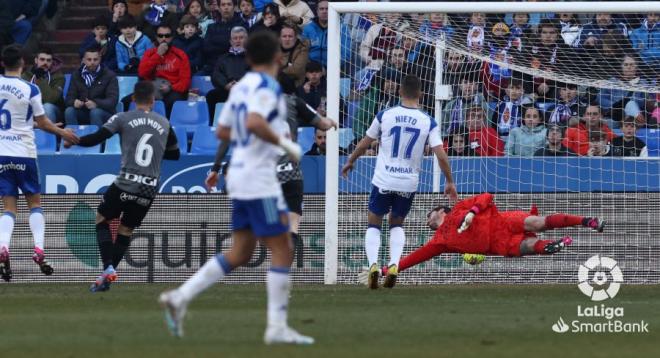 Toni Moya marca gol a Cristian durante el Zaragoza - Alavés (Foto: LaLiga).
