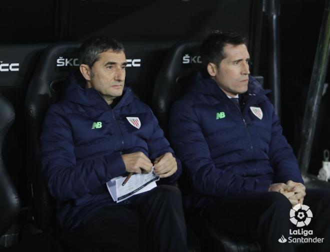Ernesto Valverde y Sendoa, en el banquillo del Athletic Club, en Mestalla en un partido ante el Valencia CF (Foto: LaLiga).