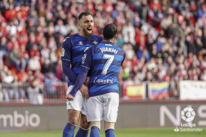 Borja Iglesias y Juanmi celebran el 0-1 del Betis (Foto: LaLIga).